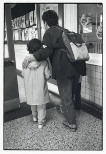 404934 Afbeelding van een moeder die haar dochtertje begeleid op haar eerste schooldag op de basisschool De Fakkel ...